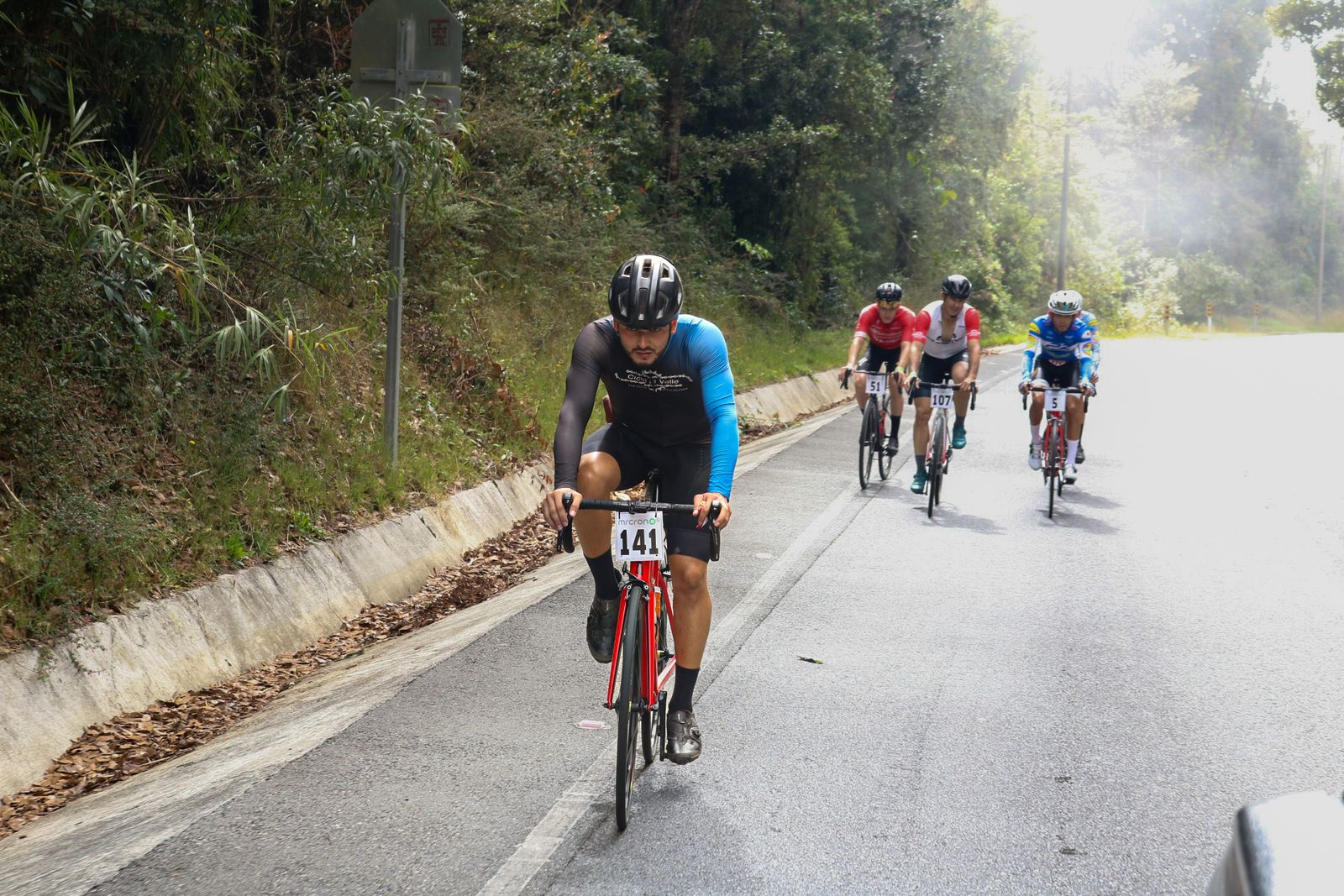 Ciclista subiendo entre la neblina hacia el Cerro de La Muerte