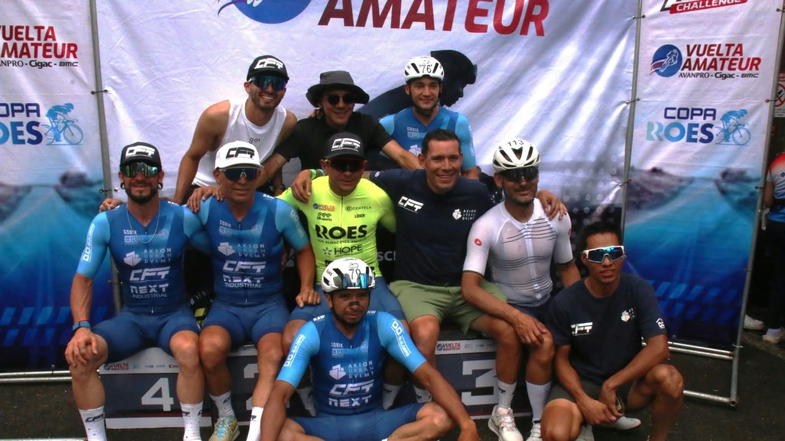Equipo de ciclistas posando en el podio de la Vuelta Amateur